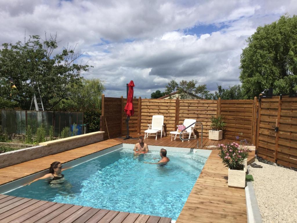 eine Gruppe von Kindern, die im Pool spielen in der Unterkunft Gite de Belle vue in Semur-en-Brionnais