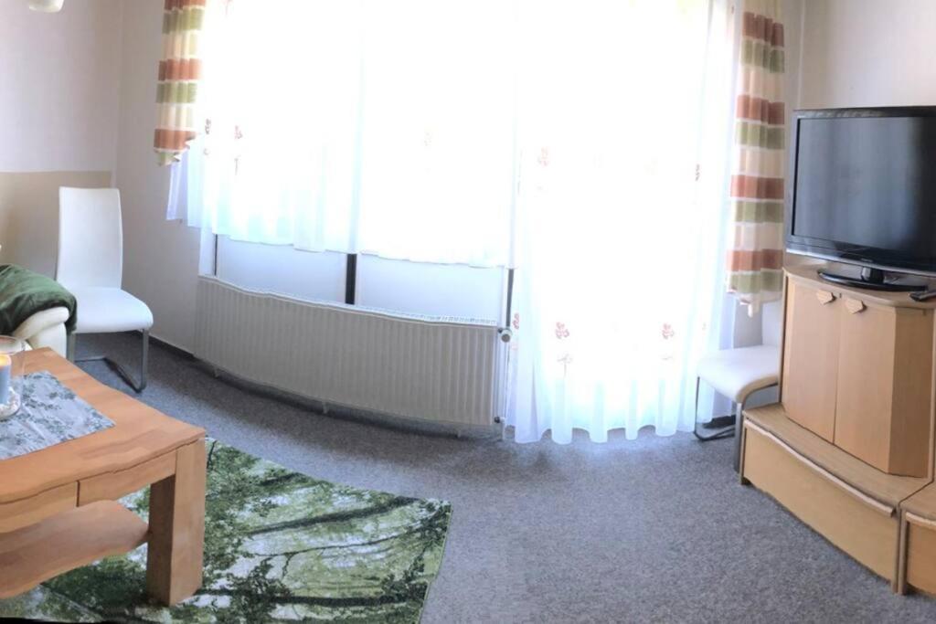 TV a/nebo společenská místnost v ubytování Urlaubsfeeling am Wattnmeer- Ferienhaus Strandmuschel