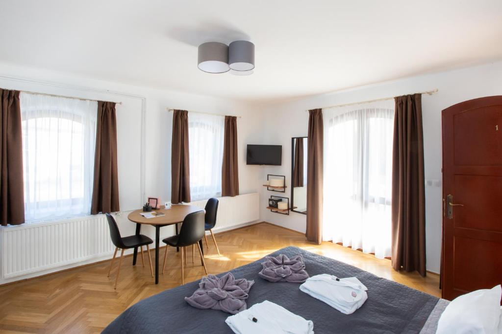 Televízia a/alebo spoločenská miestnosť v ubytovaní Deres Apartmanház
