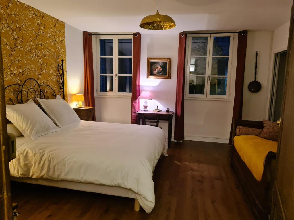 Łóżko lub łóżka w pokoju w obiekcie La Cour du Château
