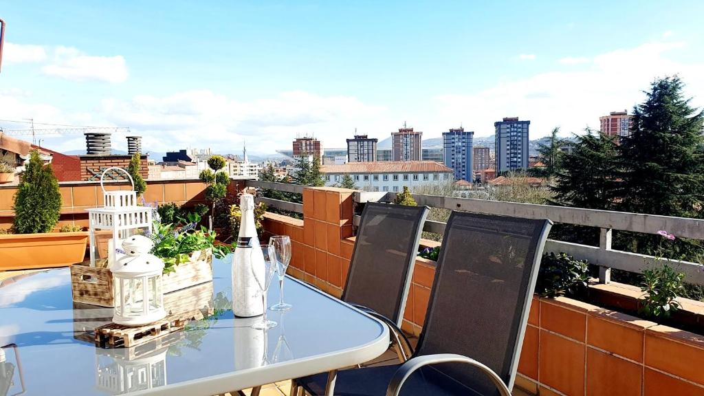 una mesa en un balcón con vistas a la ciudad en La Luz de Acevedo en Oviedo