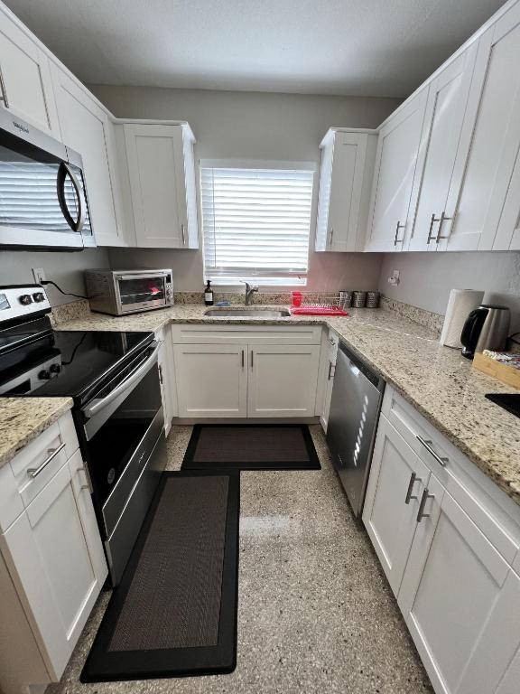 Canal Front Private Home w/ Dock Pet Friendly, Tampa (updated prices