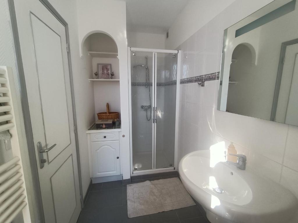 Kúpeľňa v ubytovaní Maison paisible avec parking