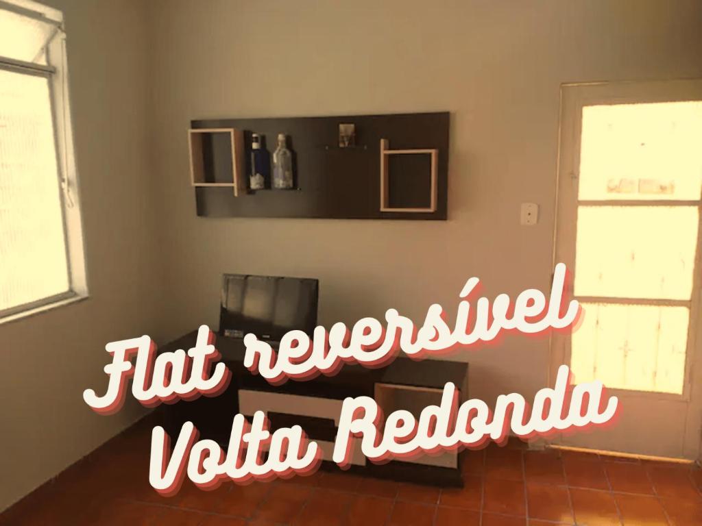 Apartamento(1) inteiro com sala reversivel的电视和/或娱乐中心