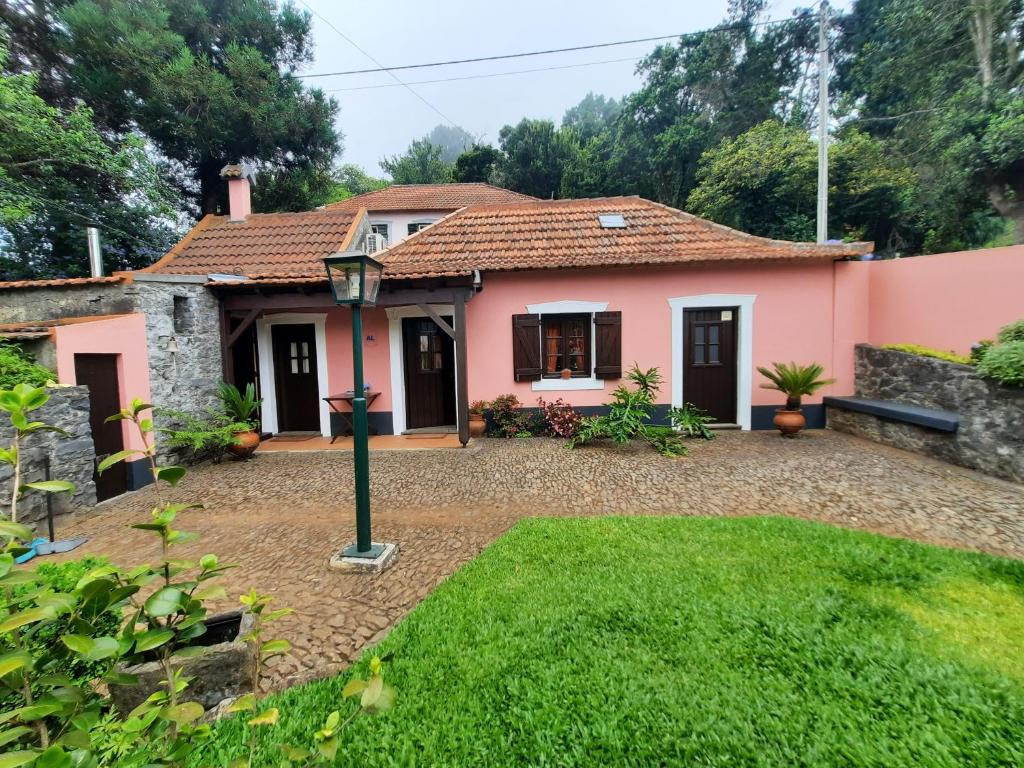 a home with a pink house at Casa Rosa in Camacha