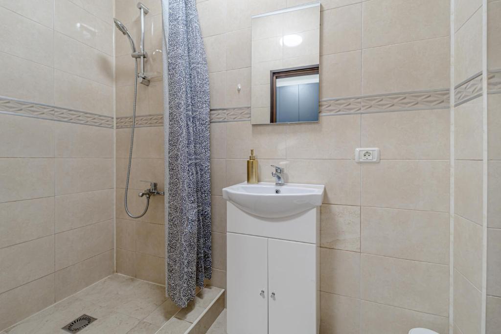 uma casa de banho com um lavatório, um WC e um chuveiro em Hera's Modern Home em Arad
