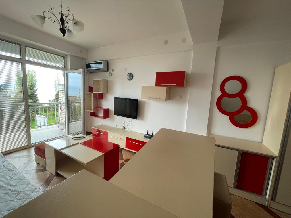 uma sala de estar com uma mesa com um cartaz na parede em Apartments Luna Azura em Ohrid