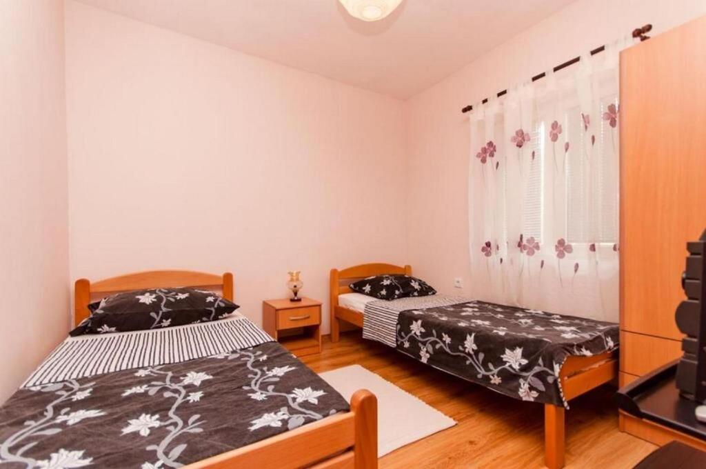 Postel nebo postele na pokoji v ubytování Apartments Mladen