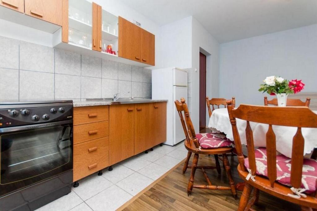 Kuchyň nebo kuchyňský kout v ubytování Apartments Mladen