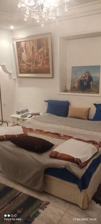 Jolie Maison au centre de Sidi Bou Saidにあるベッド
