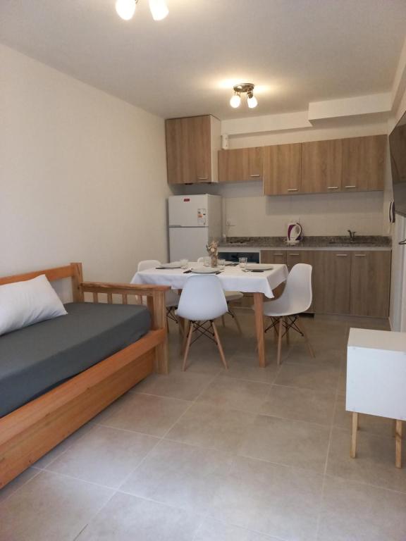 1 dormitorio con cama, mesa y cocina en Yapandi Portezuelo en Salta