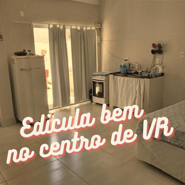 a kitchen with a sign that says activulaben noionic ben no centre be at Edícula no centro de VR in Volta Redonda