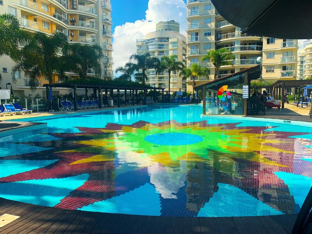 una piscina con un reflejo colorido en el agua en Ap Premier Home Club - Diversão, Turismo e Descanso, en Penha