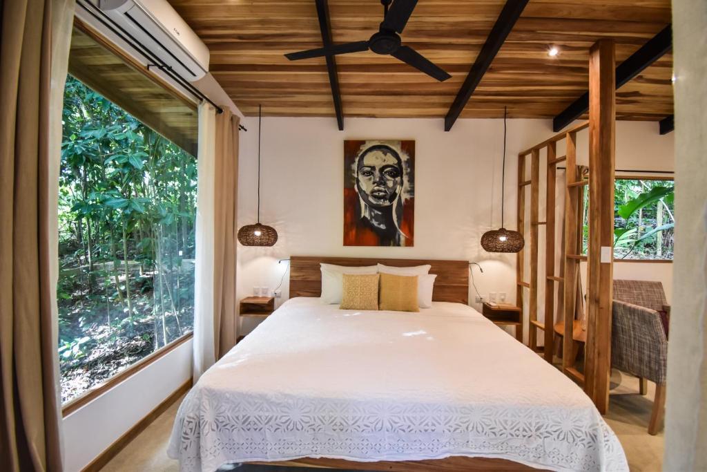 Una cama o camas en una habitación de Satta Lodge