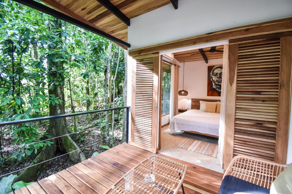 Una cama o camas en una habitación de Satta Lodge