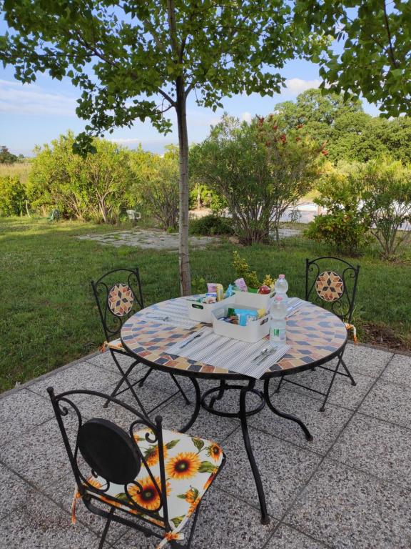 a picnic table with two chairs and a table with food on it at Villa Marianna in Vasto