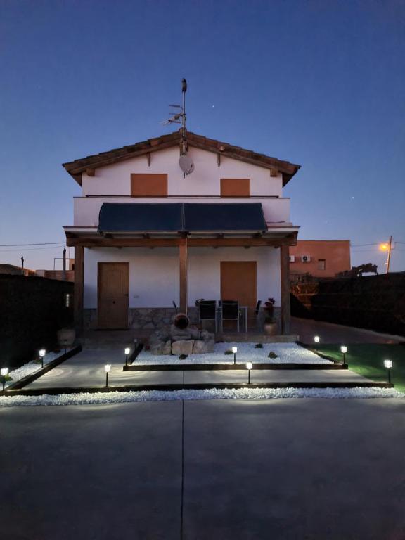 un grande edificio bianco con luci di fronte di Casa la Pau a Deltebre