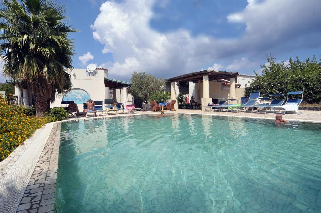 une grande piscine en face d'une maison dans l'établissement Hotel Aura, à Vulcano