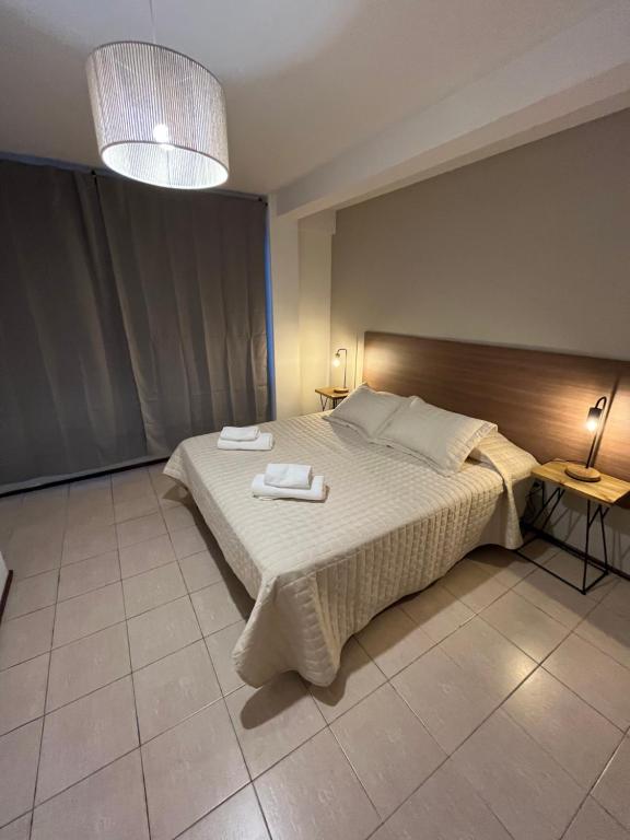 1 dormitorio con 1 cama con 2 toallas en Departamentos del Sol para 4 personas Reciclado a Nuevo en Mendoza