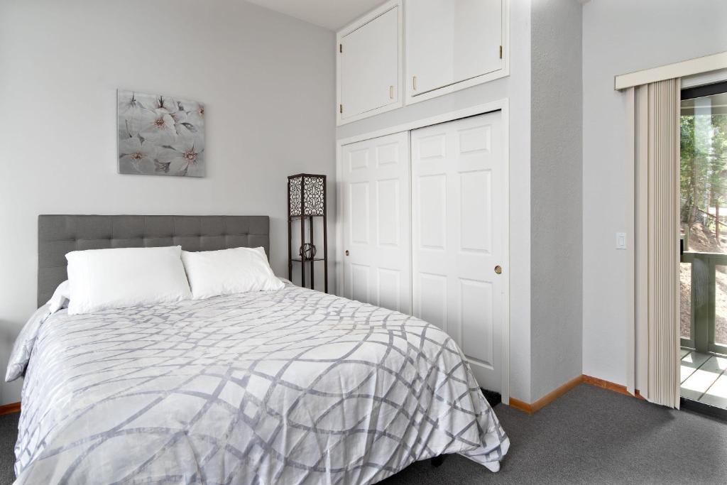 Bright Spacious Studio High Ceilings Emerald Hills