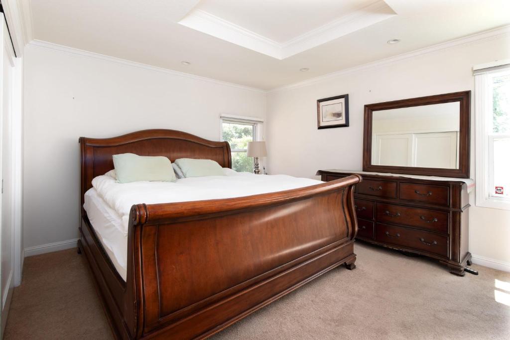 1 dormitorio con cama, tocador y espejo en 3BR Home Near Stanford Great Back Yard King Bed, en Menlo Park