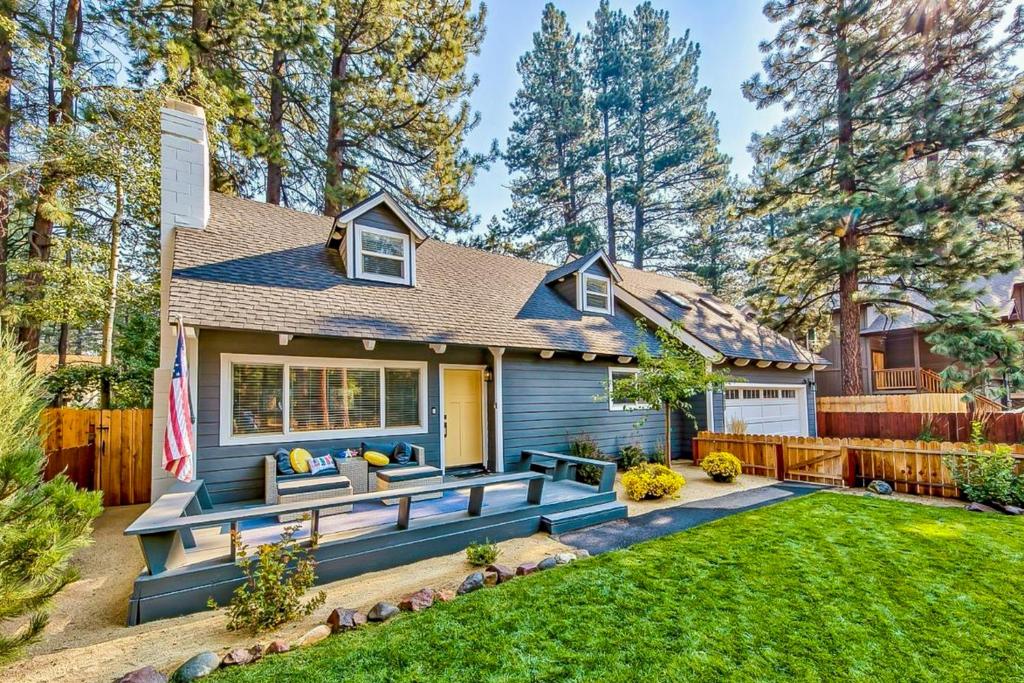 uma casa com uma casa azul com um quintal em The Home at the End of the Rainbow em South Lake Tahoe