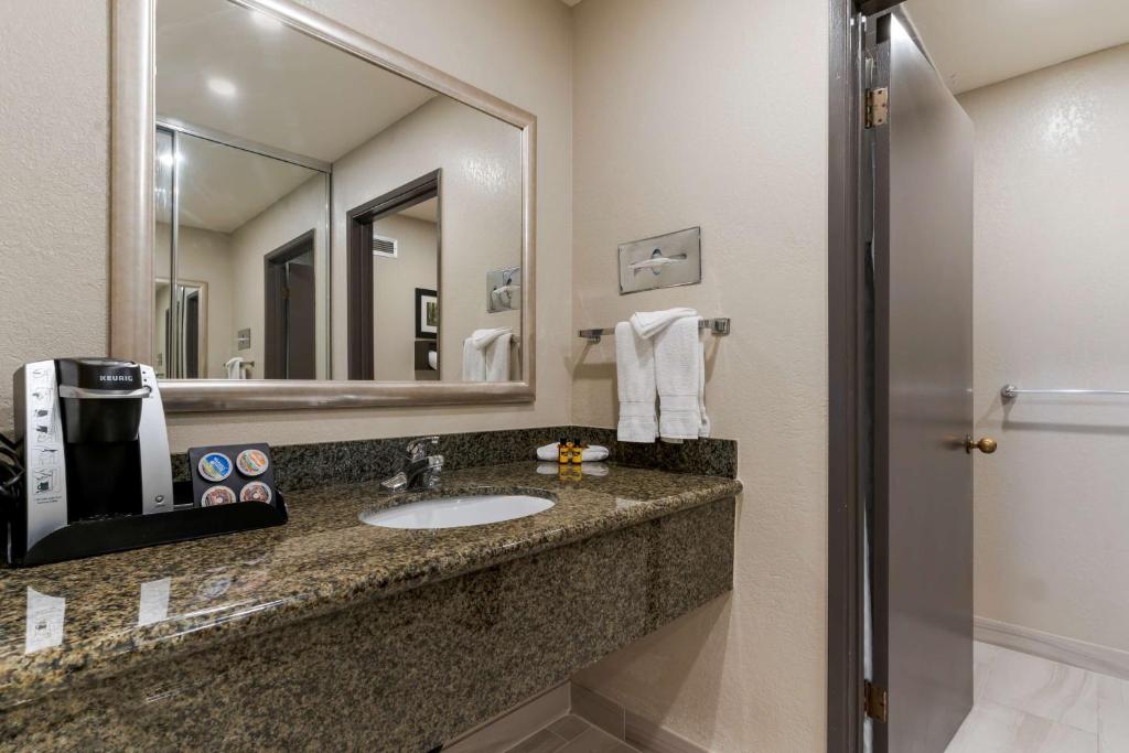 Best Western Plus Forest Park Inn photo