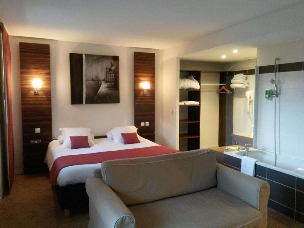 Postel nebo postele na pokoji v ubytování Hôtel Le Palladior Voiron