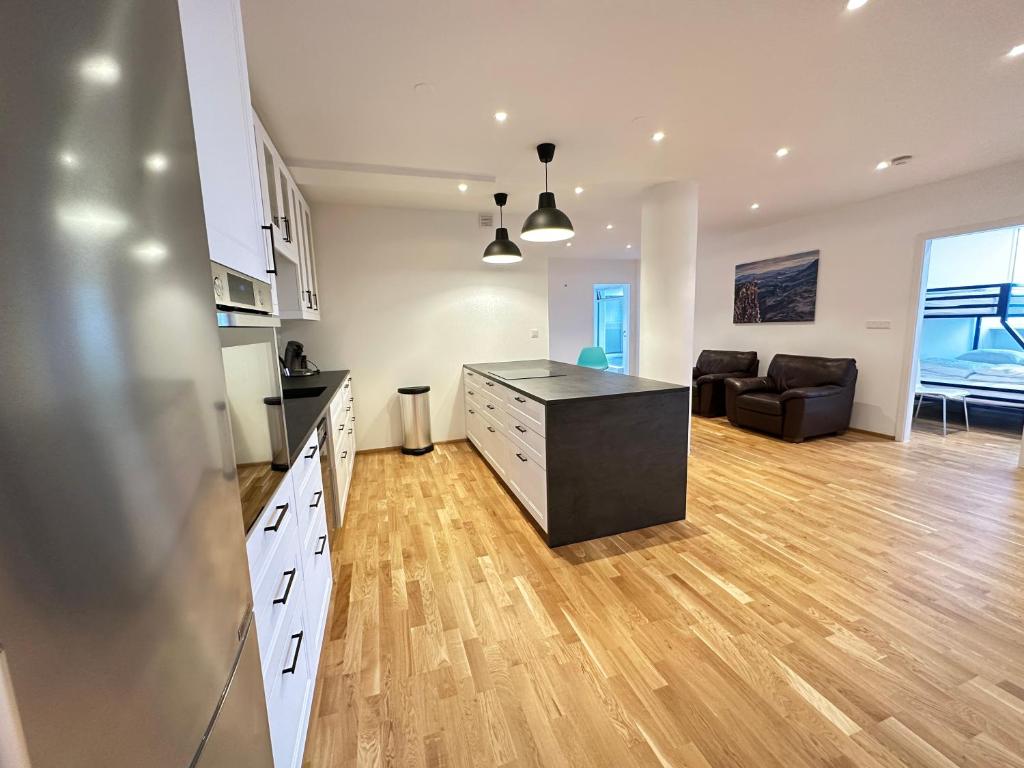 Modern and Spacious 4br apartment,only 3 km drive from downtown