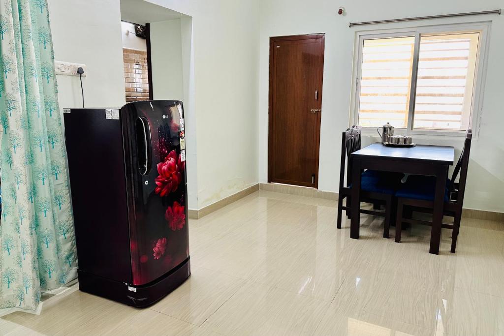 TrueLife Comfort Inn - Near PS4 veg restaurant - On way to Balaji Temple - 2BHK AC apartments - Coffee Tea Milk - Fast WiFi, Kitchen, Dining, Android TV, Parking - Easy access to Airport, Railway Station and to all Temples - Top service with lots of Love photo