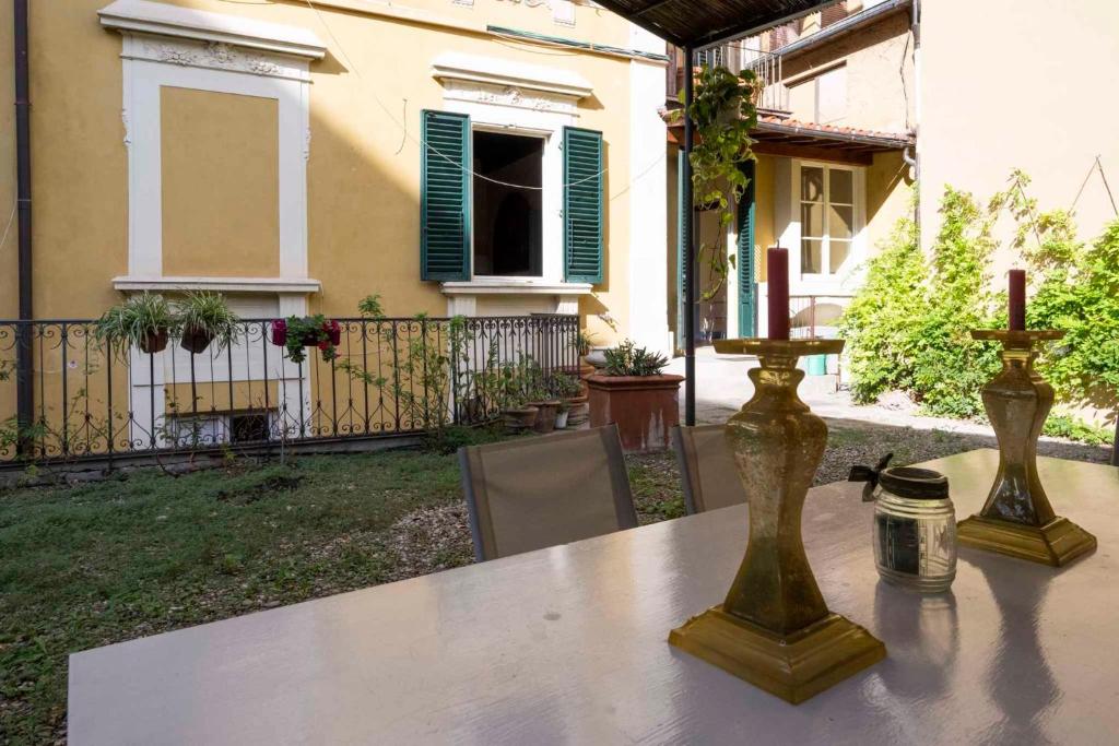 un tavolo con due candele sopra di Holiday home in Florenz - Toskana 43634 a Firenze