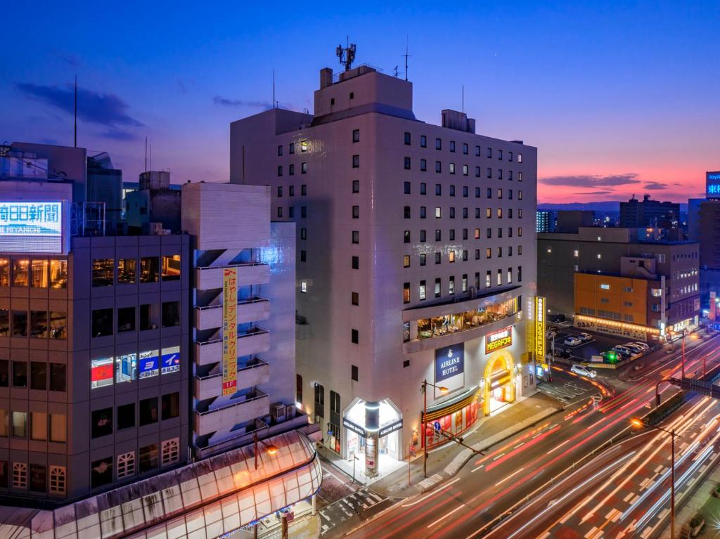 un perfil urbano con edificios y tráfico por la noche en Airline Hotel, en Miyazaki