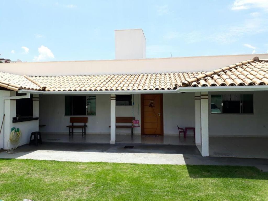 卡皮托利烏的住宿－Casa Temporada BV Capitolio，一座带庭院和屋顶的房子