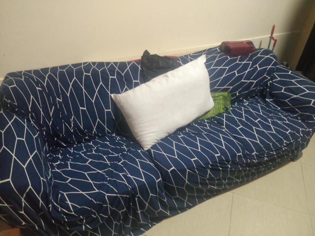 ドバイにあるBed Spaceの青いベッド(白い枕付)