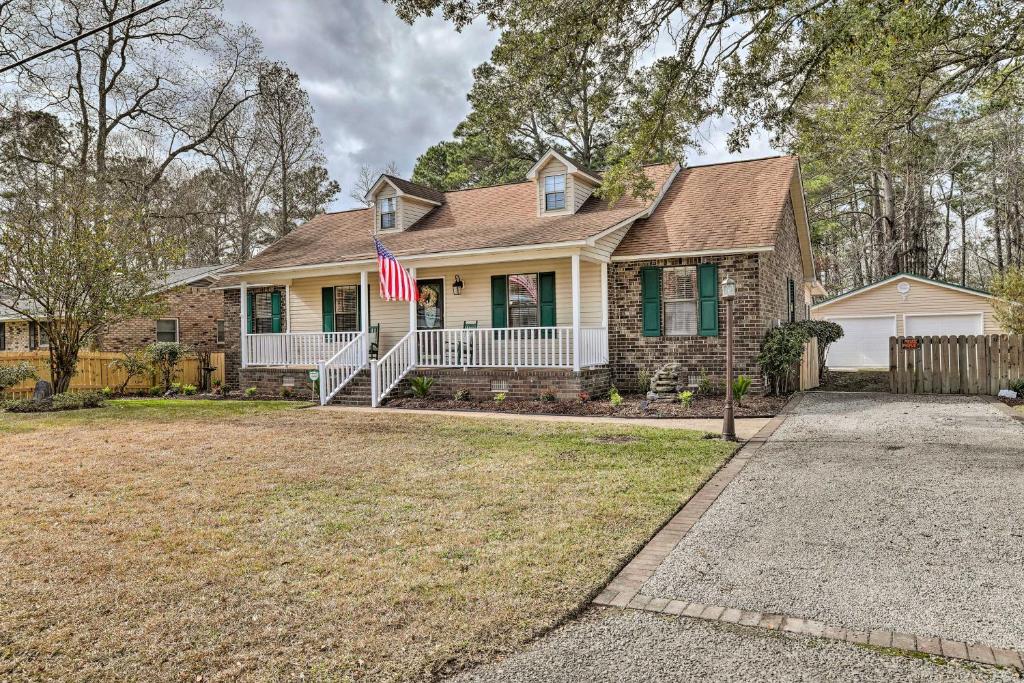 een huis met een vlag erop bij Lakeside Happiness Home on Lake Moultrie! in Moncks Corner