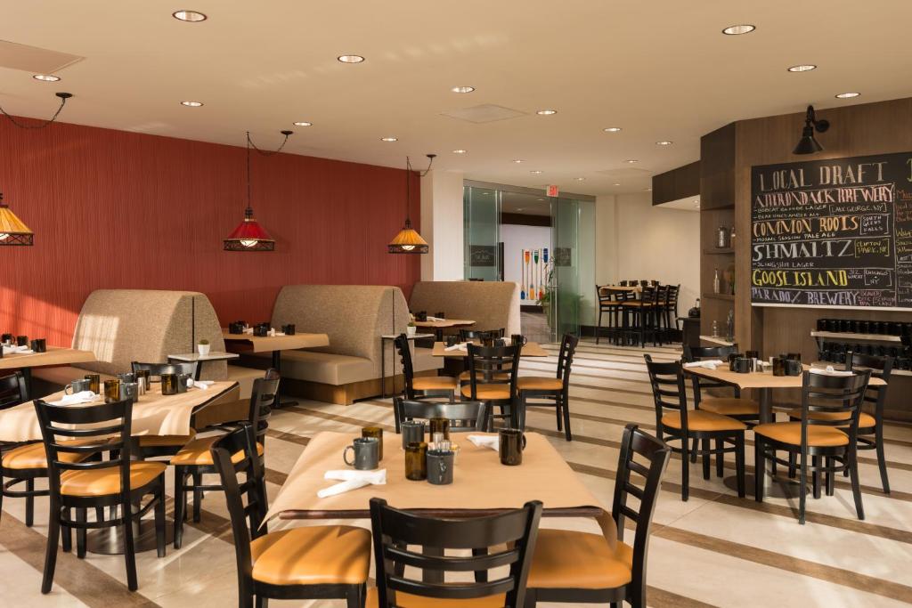 Posezení v ubytování Courtyard by Marriott Lake George