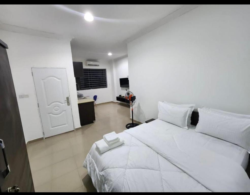 阿克拉的住宿－LV Appartment x Airport Residential Area，卧室配有白色大床和白色枕头
