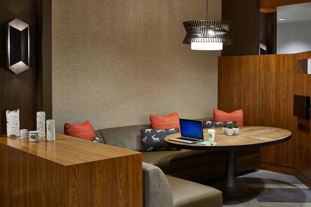 Posezení v ubytování Courtyard by Marriott Lake George