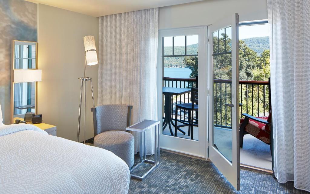 Postel nebo postele na pokoji v ubytování Courtyard by Marriott Lake George
