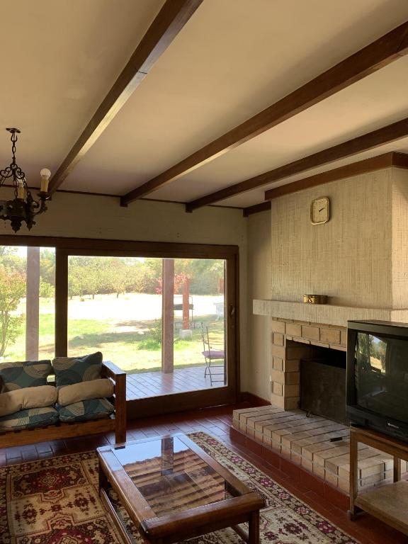 TV a/nebo společenská místnost v ubytování Casa tranquila y central con piscina en Olmué