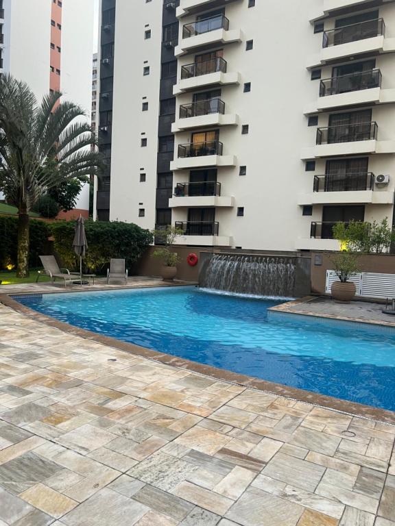 una piscina frente a un edificio en Transamerica Al Santos981, en São Paulo