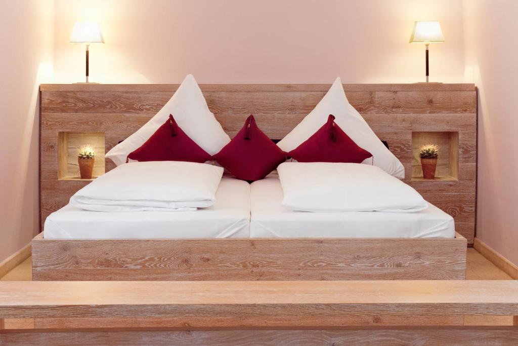Postel nebo postele na pokoji v ubytování Romantik Hotel Chalet am Kiental