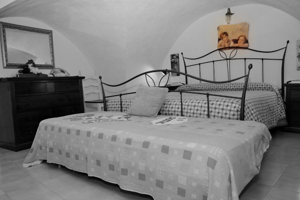 - une chambre avec un lit et une commode dans l'établissement Appartamento Annamaria, à Ostuni