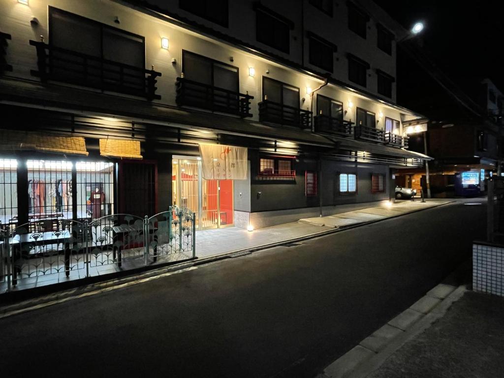 京都的住宿－京都祇園第二賓館，夜间在建筑物前的一条空的街道