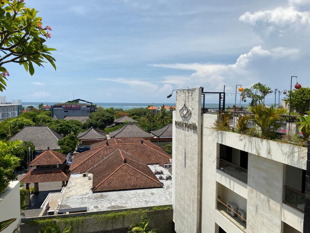 Stylish 2 Bedroom Penthouse Apt, Newly Refreshed, 50 Mbps, Pool, Gym, Resto - Two-Bedroom Apartment