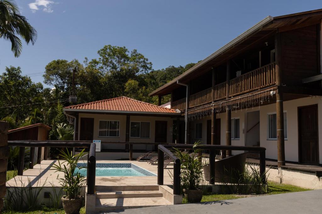 A piscina localizada em Pousada Beira Mar ou nos arredores