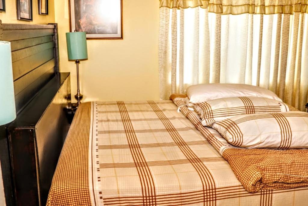 Postel nebo postele na pokoji v ubytování Crystoural Suites near the US Embassy - Gated & Secure - 2 Bedrooms, 2 Beds, 4 Guest