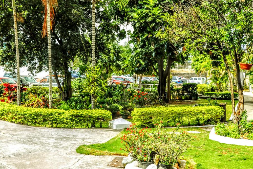 Zahrada ubytování Crystoural Suites near the US Embassy - Gated & Secure - 2 Bedrooms, 2 Beds, 4 Guest