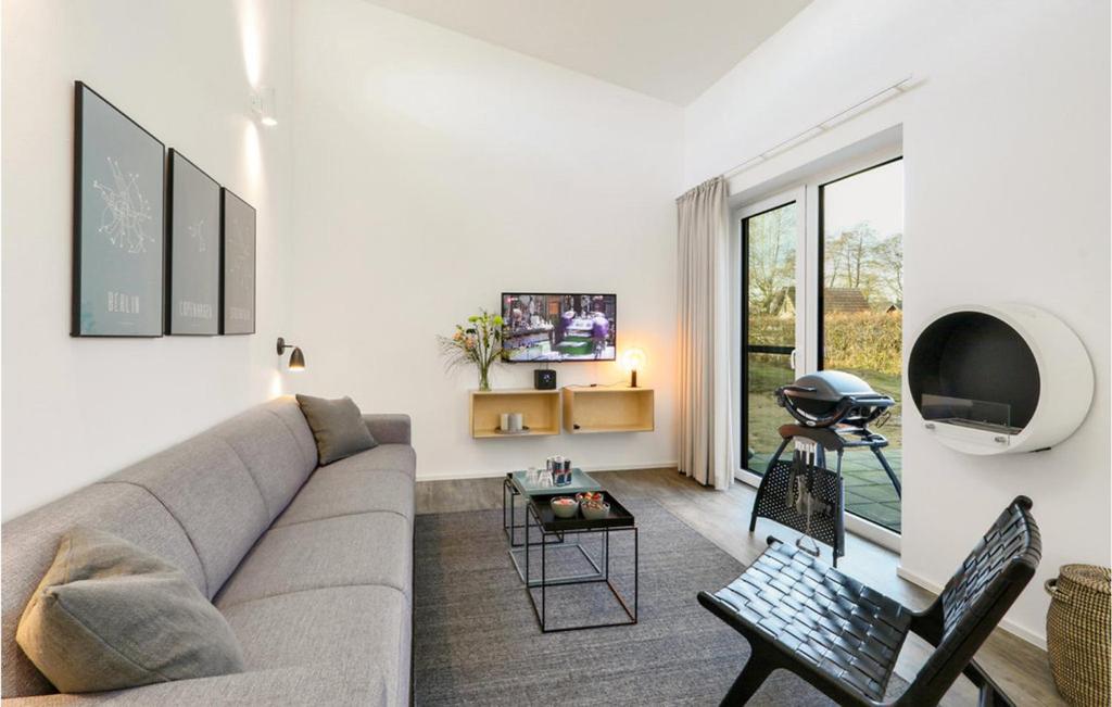 ein Wohnzimmer mit Sofa und Tisch in der Unterkunft Cozy Home In Lembruchdümmer See in Lembruch