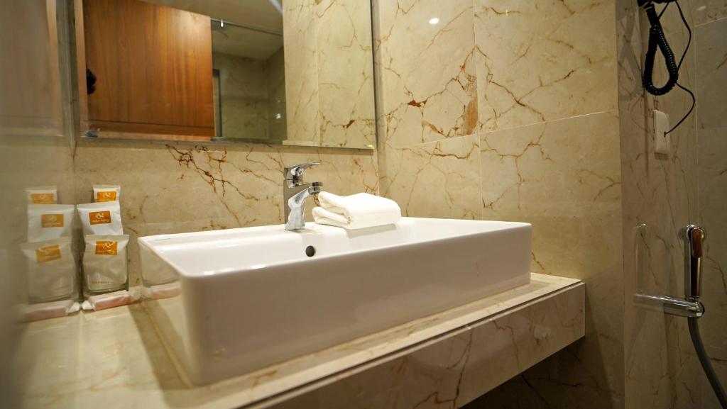 Koupelna v ubytování Antique Regency !! luxurious hotel in digha !!